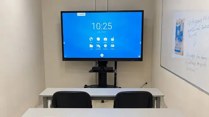 Écran interactif et tableau blanc dans une salle de formation MAHAFOR