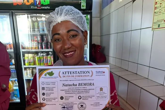 Salariée formée à l'hygiène alimentaire, sur son lieu de travail