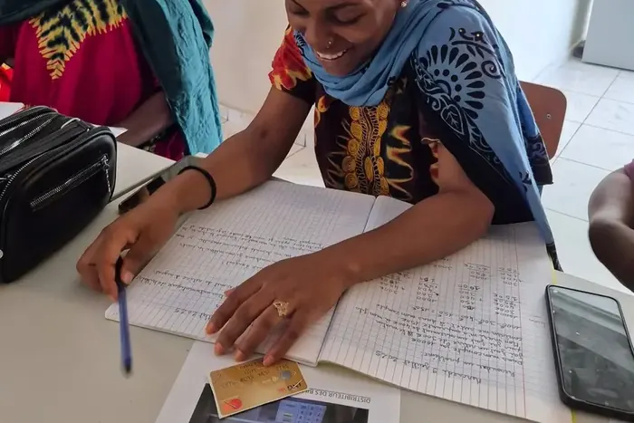Stagiaire en remise à niveau pendant un exercice pratique